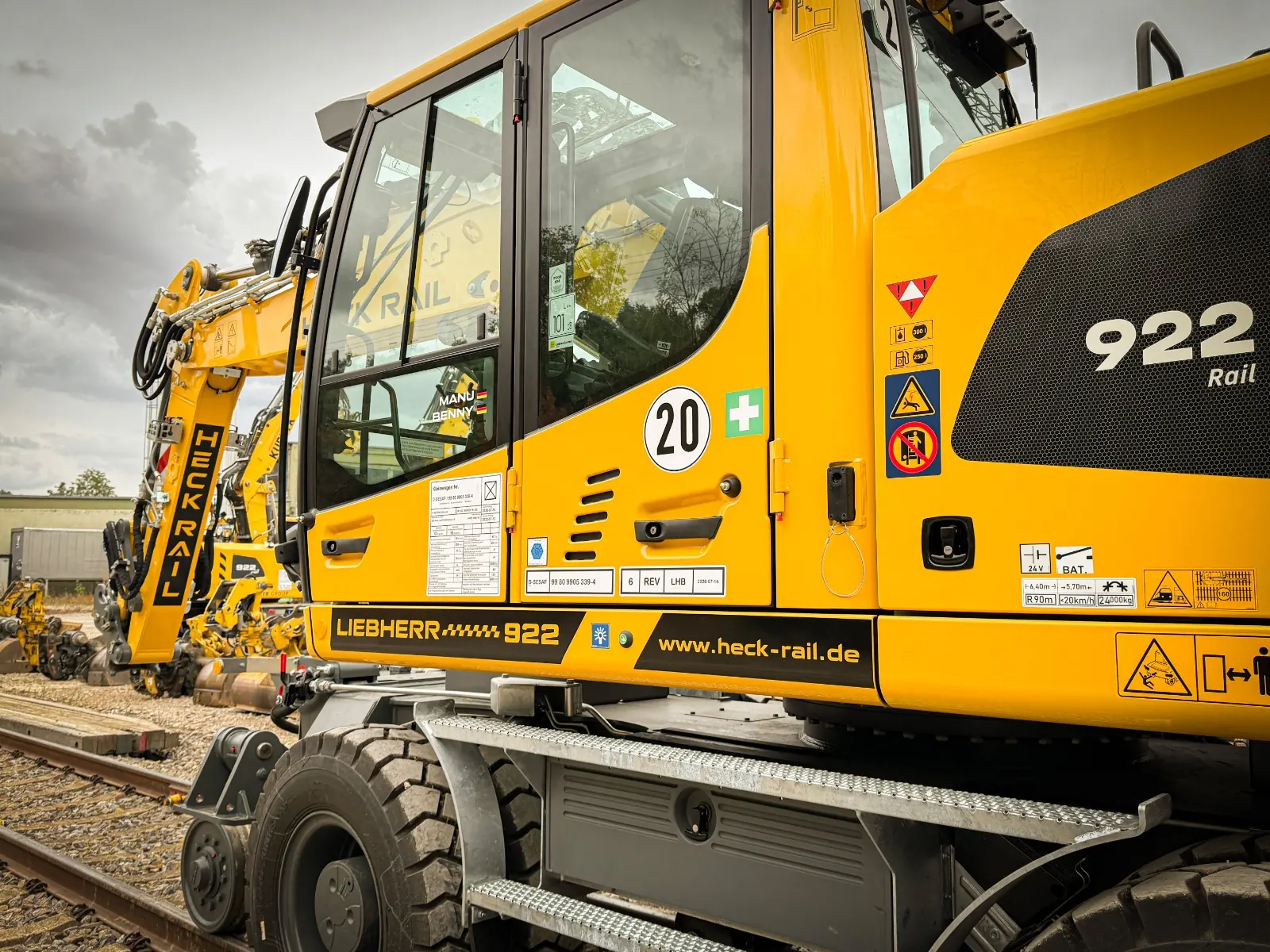 Blick in die Kabine des Liebherr A 922 Rail